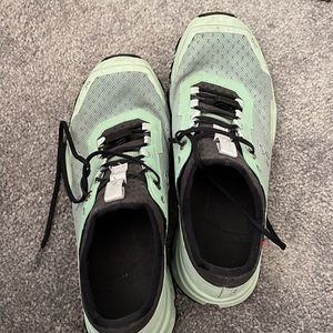 On cloud helion shoes